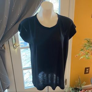 L UNDER ARMOUR BLACK SHORT SLEEVE LACE INSET SHIRT